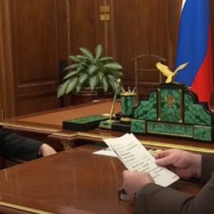 Khoảnh khắc lãnh chúa ‘chó tấn công’ Kadyrov run rẩy khi bắt tay với bệnh nhân ung thư Putin